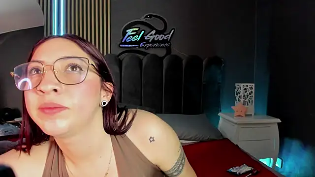 Snapshot of QueenBlue_Fg chatting on 06-01-26, 08:30 QueenBlue Fg online show from 06-01-26, 08:30