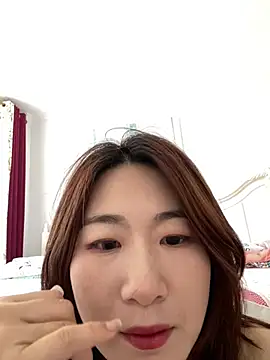 Snapshot of U-mi chatting on 05-28-26, 12:29 U-mi online show from 05-28-26, 12:29