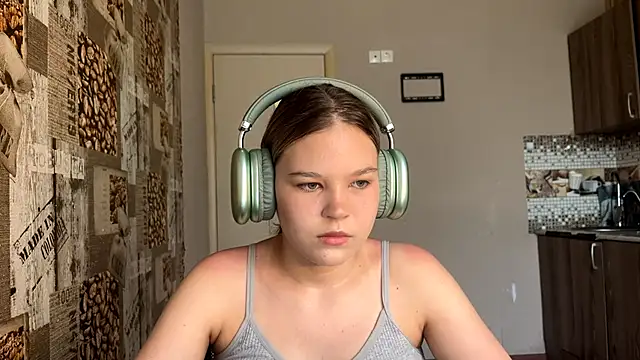 Snapshot of HellyRay chatting on 06-18-26, 02:55 HellyRay online show from 06-18-26, 02:55
