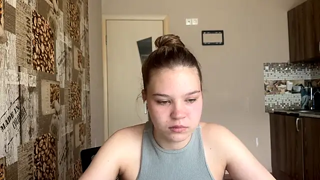 Snapshot of HellyRay chatting on 06-15-26, 01:22 HellyRay online show from 06-15-26, 01:22
