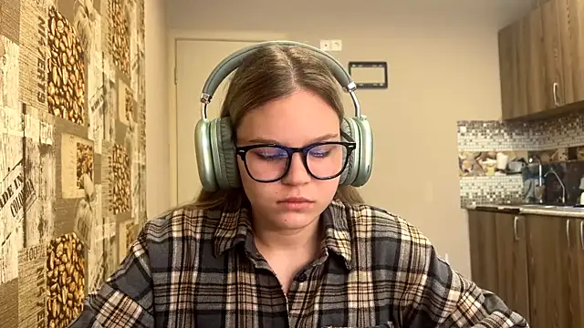 Snapshot of HellyRay chatting on 06-19-26, 01:06 HellyRay online show from 06-19-26, 01:06