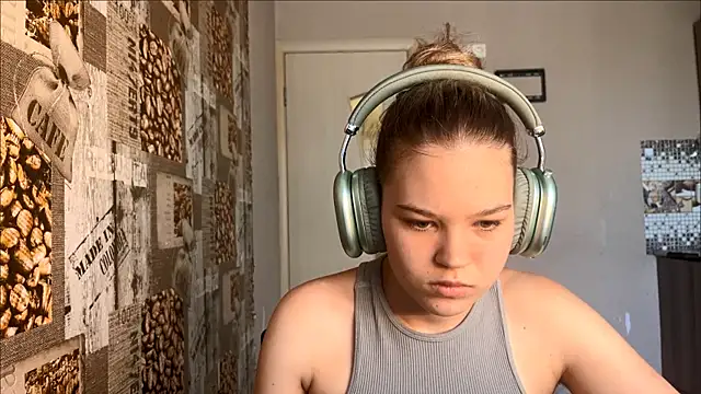 Snapshot of HellyRay chatting on 06-24-26, 01:32 HellyRay online show from 06-24-26, 01:32