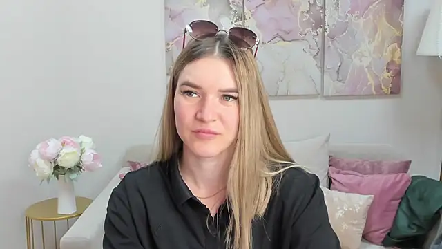 RoxyReignn online show from 06-18-26, 10:04