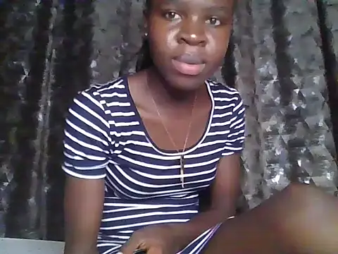 Snapshot of small_diva chatting on 05-31-26, 07:03 small diva online show from 05-31-26, 07:03
