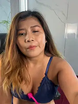 Snapshot of LyraMilano chatting on 05-27-26, 12:34 LyraMilano online show from 05-27-26, 12:34