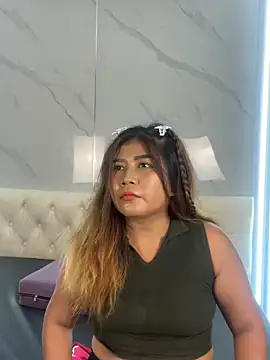 Snapshot of LyraMilano chatting on 05-29-26, 12:33 LyraMilano online show from 05-29-26, 12:33