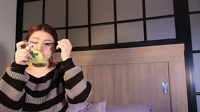Snapshot of Daphne_and_Roger_ chatting on 06-12-26, 11:19 Daphne and Roger online show from 06-12-26, 11:19