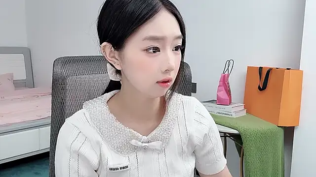 Snapshot of Yoyo33355 chatting on 06-11-26, 03:47 Yoyo33355 online show from 06-11-26, 03:47