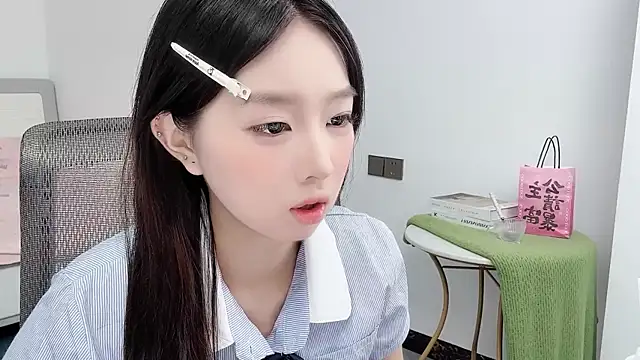 Snapshot of Yoyo33355 chatting on 06-18-26, 03:27 Yoyo33355 online show from 06-18-26, 03:27