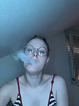 Snapshot of Quenn667 chatting on 06-25-26, 02:11 Quenn667 online show from 06-25-26, 02:11