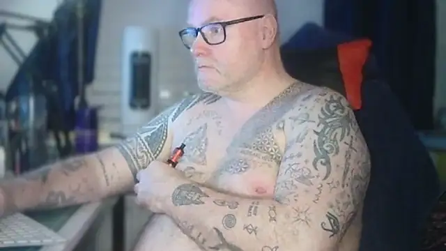 Tattooed Dilf 01 online show from 05-29-26, 10:16