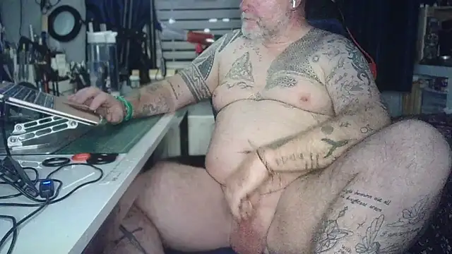 Snapshot of Tattooed_Dilf_01 chatting on 08-01-26, 01:14 Tattooed Dilf 01 online show from 08-01-26, 01:14