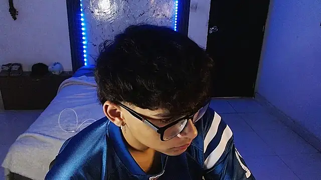 Snapshot of Mr_yisuzz chatting on 06-21-26, 11:16 Mr yisuzz online show from 06-21-26, 11:16