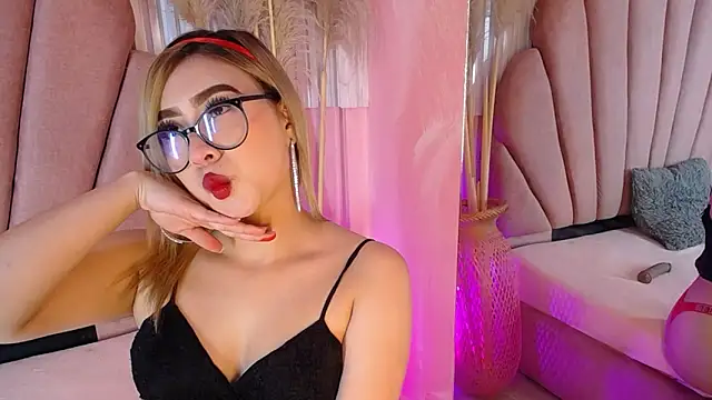 Doll Kitty  online show from 06-03-26, 12:39