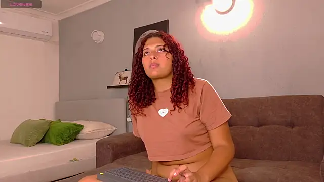 AmeliaLaurent  online show from 06-25-26, 11:54