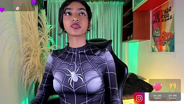 Snapshot of HottieVeroo_ chatting on 06-17-26, 01:49 HottieVeroo online show from 06-17-26, 01:49