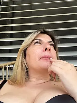Snapshot of evaxxxcurvyxxx chatting on 06-19-26, 09:59 evaxxxcurvyxxx online show from 06-19-26, 09:59