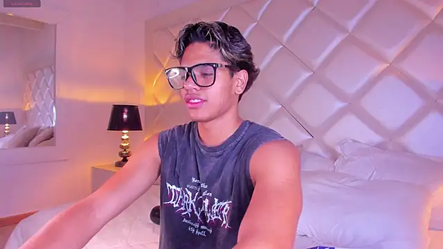Snapshot of MarcoDeluxxe chatting on 05-29-26, 11:49 MarcoDeluxxe online show from 05-29-26, 11:49