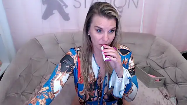 Snapshot of AischePervers chatting on 09-11-25, 07:03 AischePervers online show from 09-11-25, 07:03