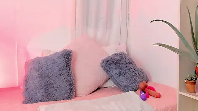 Snapshot of SarahRouge chatting on 07-16-26, 01:57 SarahRouge online show from 07-16-26, 01:57