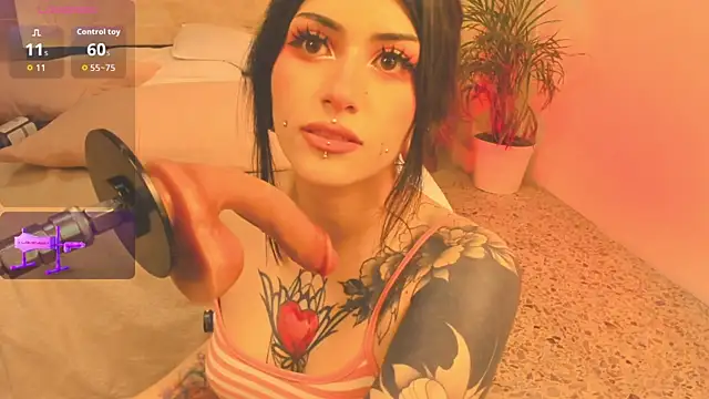 Snapshot of Miaaa_Hunt chatting on 06-01-26, 05:18 Miaaa Hunt online show from 06-01-26, 05:18