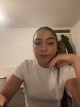 Snapshot of naomiiii55 chatting on 06-11-26, 12:32 naomiiii55 online show from 06-11-26, 12:32