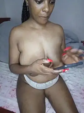 Snapshot of creamiequeen chatting on 06-11-26, 11:35 creamiequeen online show from 06-11-26, 11:35