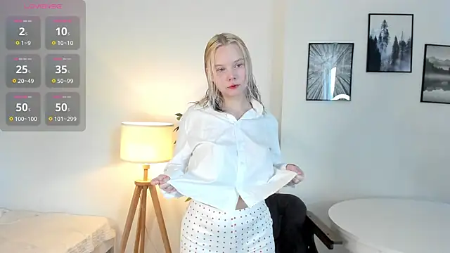 Snapshot of Shy_nikka_4you chatting on 06-01-26, 02:34 Shy nikka 4you online show from 06-01-26, 02:34