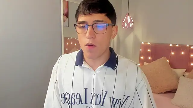 Snapshot of ryan_valentino chatting on 07-10-26, 01:33 ryan valentino online show from 07-10-26, 01:33