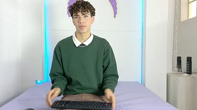 Snapshot of Monyel_Blake chatting on 06-12-26, 11:52 Monyel Blake online show from 06-12-26, 11:52