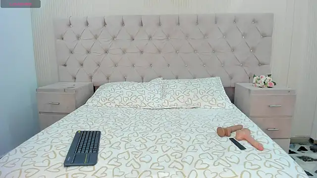 Snapshot of LizzyBrooks1 chatting on 07-14-26, 04:39 LizzyBrooks1 online show from 07-14-26, 04:39