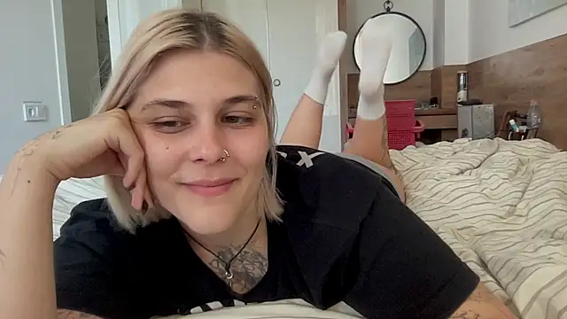 Snapshot of Ella_Bloom chatting on 07-11-26, 10:04 Ella Bloom online show from 07-11-26, 10:04