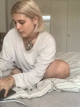 Snapshot of Ella_Bloom chatting on 06-19-26, 10:10 Ella Bloom online show from 06-19-26, 10:10