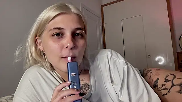 Snapshot of Ella_Bloom chatting on 07-14-26, 06:25 Ella Bloom online show from 07-14-26, 06:25