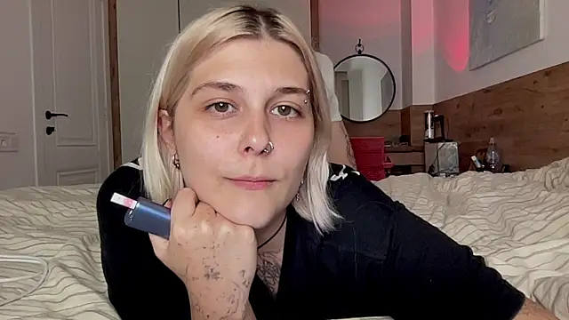 Snapshot of Ella_Bloom chatting on 07-10-26, 06:19 Ella Bloom online show from 07-10-26, 06:19