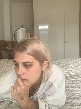 Snapshot of Ella_Bloom chatting on 06-17-26, 11:09 Ella Bloom online show from 06-17-26, 11:09