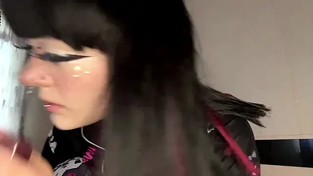 HolyCute online show from 06-07-26, 02:22
