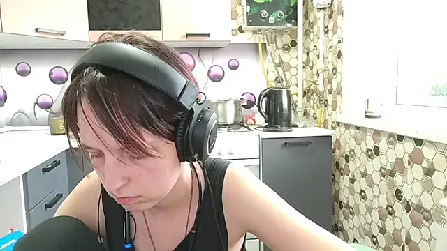 Snapshot of Saranade chatting on 06-20-26, 05:07 Saranade online show from 06-20-26, 05:07