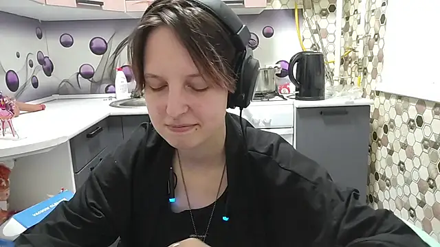 Snapshot of Saranade chatting on 06-19-26, 05:41 Saranade online show from 06-19-26, 05:41