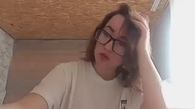 Snapshot of OliviaMoment chatting on 06-12-26, 10:13 OliviaMoment online show from 06-12-26, 10:13