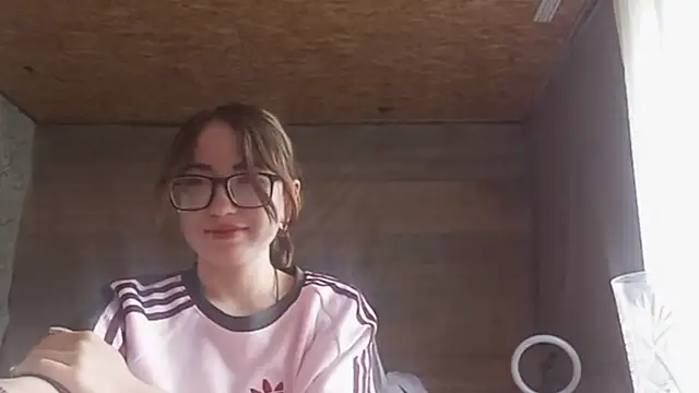 Snapshot of OliviaMoment chatting on 06-19-26, 08:20 OliviaMoment online show from 06-19-26, 08:20