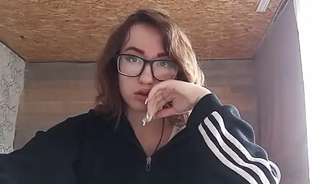 Snapshot of OliviaMoment chatting on 06-18-26, 08:13 OliviaMoment online show from 06-18-26, 08:13