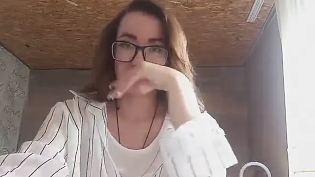 Snapshot of OliviaMoment chatting on 06-15-26, 08:25 OliviaMoment online show from 06-15-26, 08:25