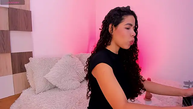 Snapshot of LarissaDesire chatting on 06-01-26, 11:43 LarissaDesire online show from 06-01-26, 11:43