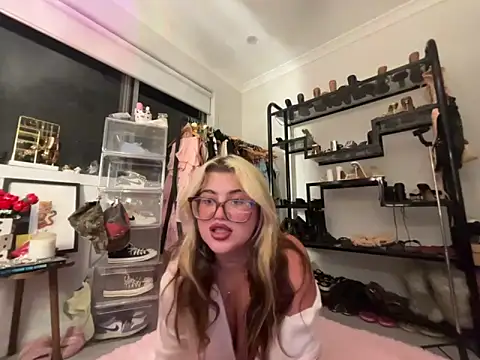 Snapshot of luckygigi chatting on 06-01-26, 01:22 luckygigi online show from 06-01-26, 01:22