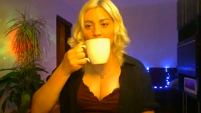 Snapshot of LunaaKiss chatting on 06-12-26, 08:39 LunaaKiss online show from 06-12-26, 08:39