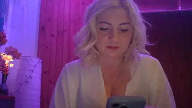 Snapshot of LunaaKiss chatting on 06-01-26, 10:09 LunaaKiss online show from 06-01-26, 10:09