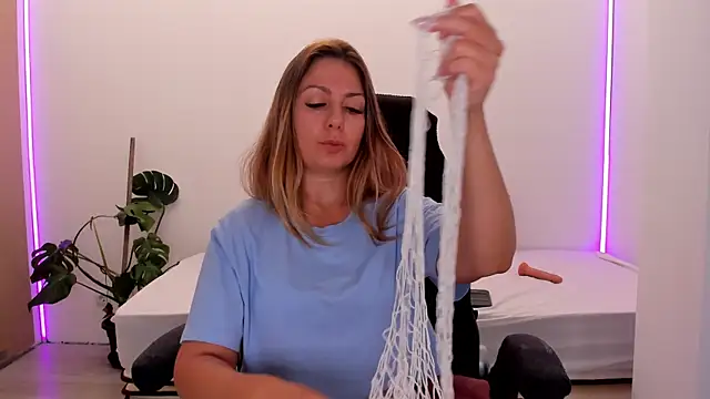 LindaWhite  online show from 09-19-25, 03:49