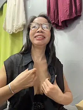 Snapshot of honghong_mother chatting on 06-15-26, 03:07 honghong mother online show from 06-15-26, 03:07