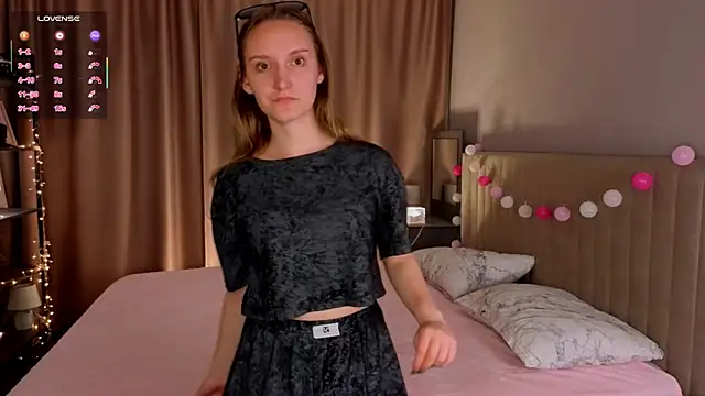 JenevaLitalien online show from 06-10-26, 06:31
